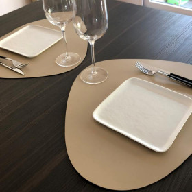 set-table-restaurant-cuir-beige
