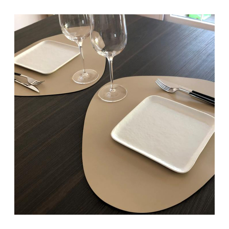 set-table-restaurant-cuir-beige